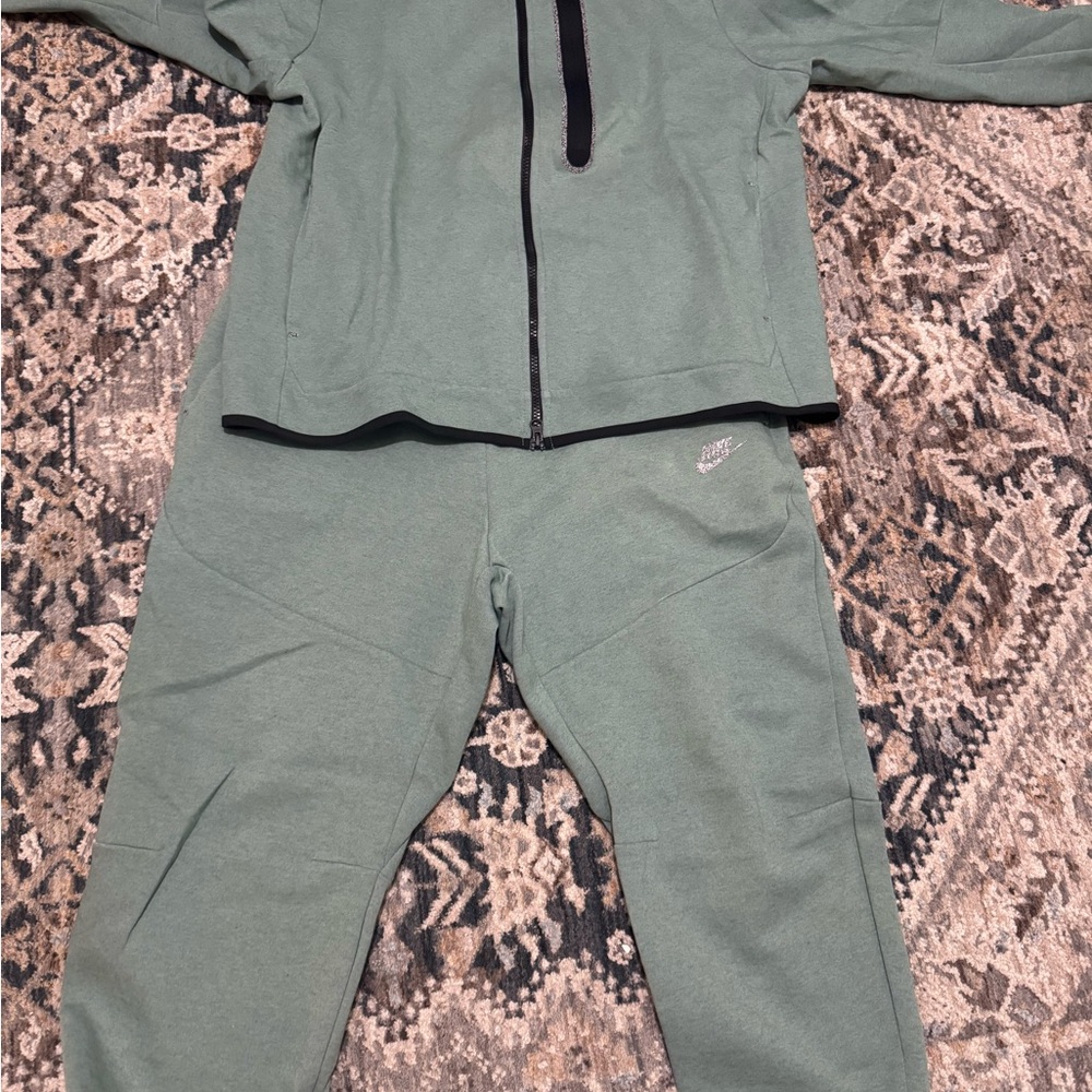 Nike tech Mens Green hoodie and Sweatpants - Lightweight Athletic